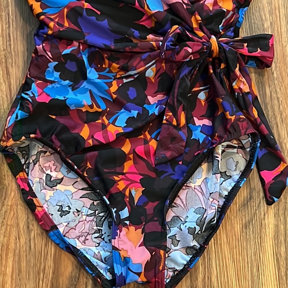 NWOT Miraclesuit Solstice Garmine One Piece - Picture 7 of 16